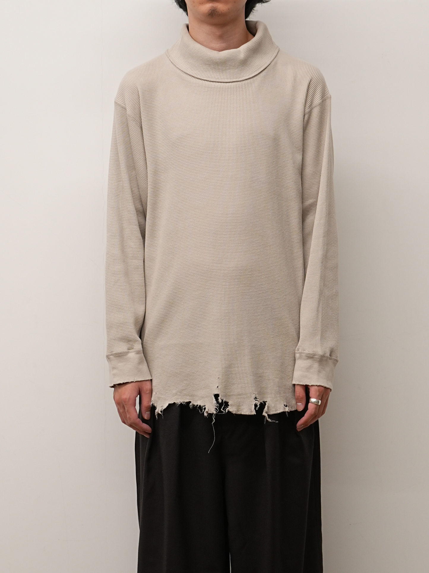DAMAGE WAFFLE HI-NECK LS T-SHIRT(GREIGE)