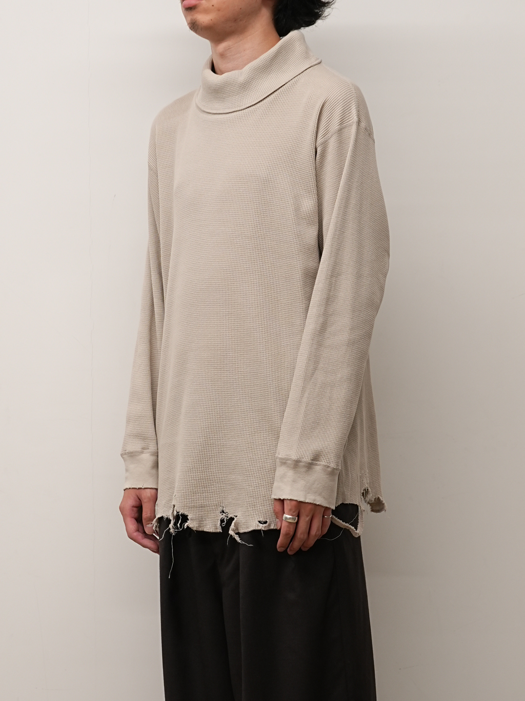DAMAGE WAFFLE HI-NECK LS T-SHIRT(GREIGE) – ANCELLM DAMAGE WAFFLE HI-NECK LS T-SHIRT(GREIGE) – ANCELLM