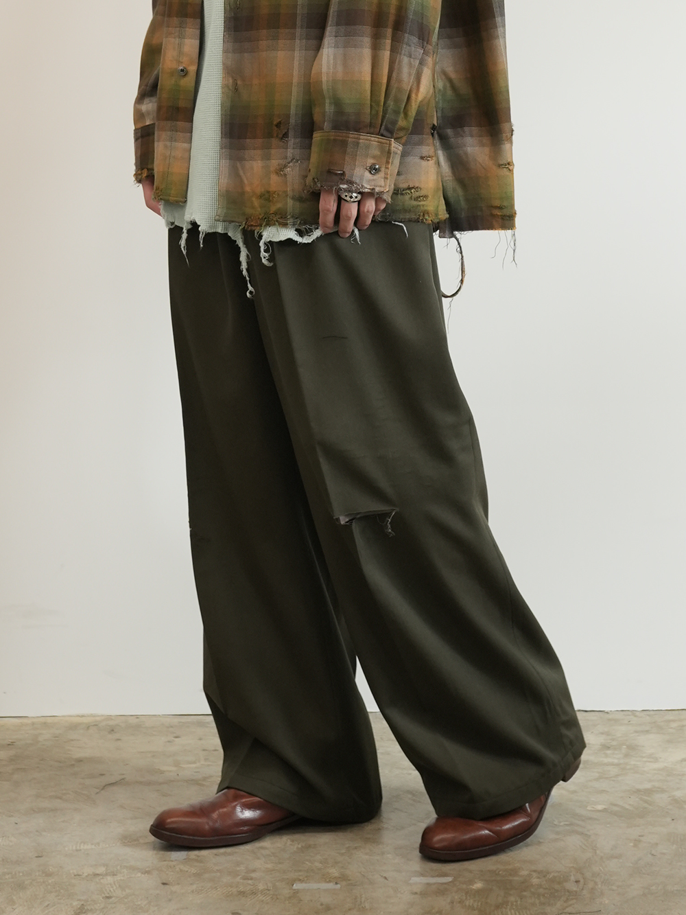 WOOL DAMAGE WIDE SLACKS(DARK OLIVE)