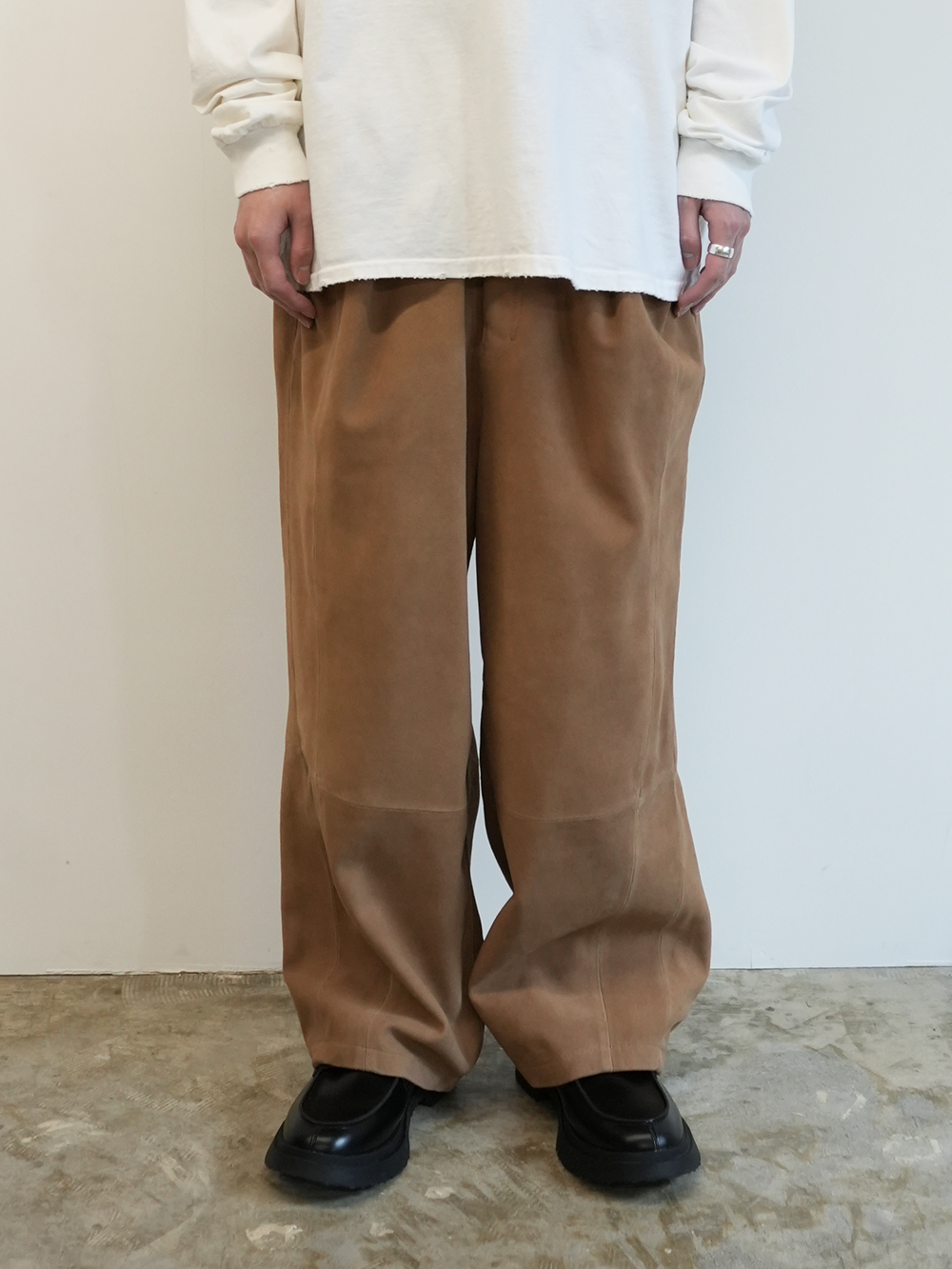 SUEDE WIDE TUCK SLACKS(BROWN)