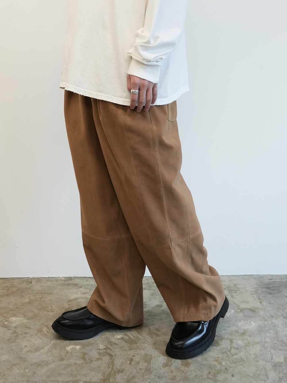 SUEDE WIDE TUCK SLACKS(BROWN)