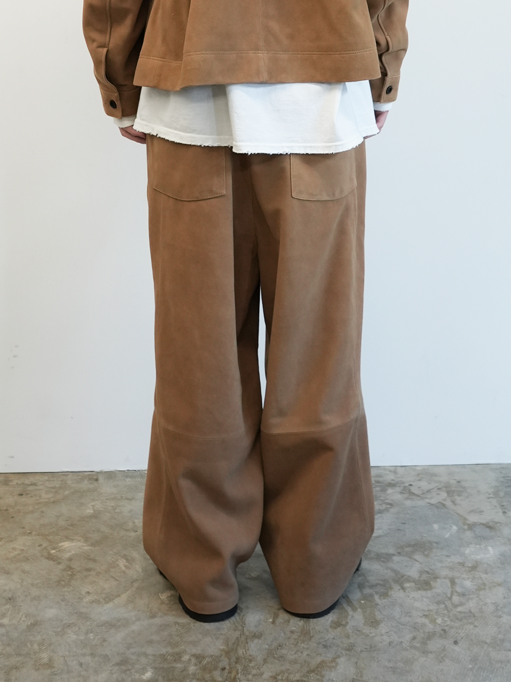 SUEDE WIDE TUCK SLACKS(BROWN)