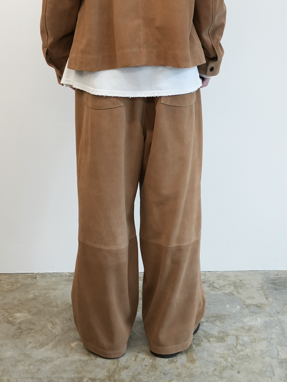 SUEDE WIDE TUCK SLACKS(BROWN)