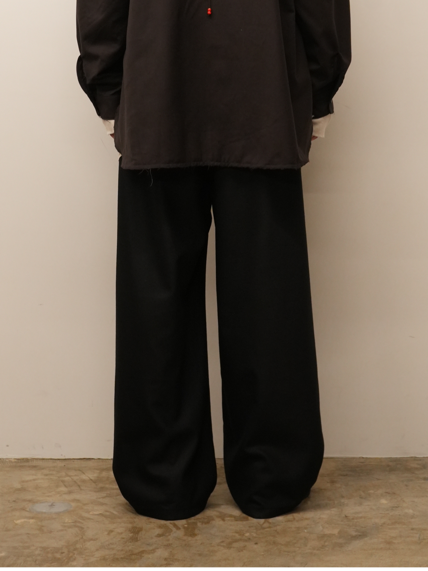 BACKSATIN BELTLESS SLACKS(BLACK) – ANCELLM BACKSATIN BELTLESS SLACKS(BLACK) – ANCELLM