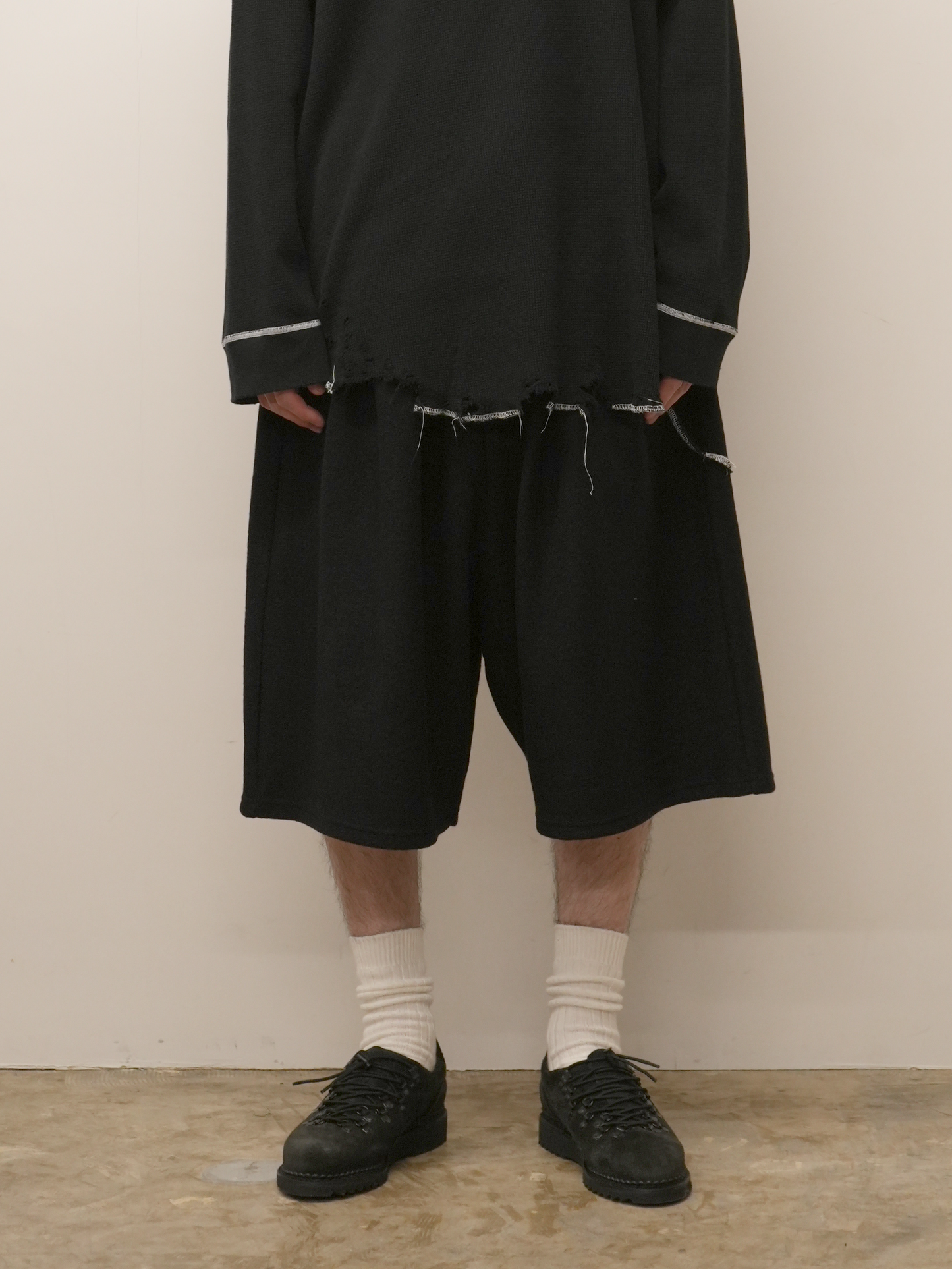 WOOL 3/4 TUCK SWEAT SHORTS(BLACK) – ANCELLM WOOL 3/4 TUCK SWEAT SHORTS(BLACK) – ANCELLM