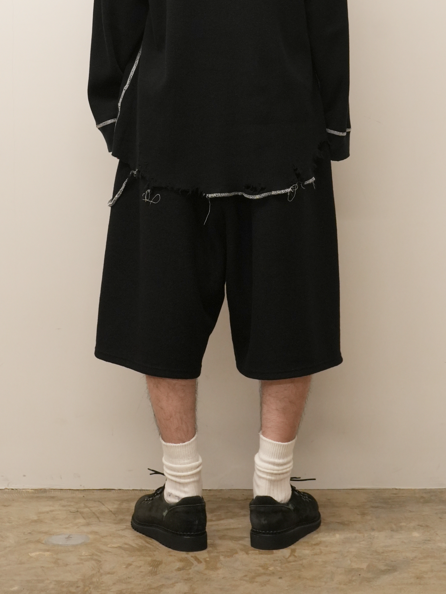 WOOL 3/4 TUCK SWEAT SHORTS(BLACK) – ANCELLM WOOL 3/4 TUCK SWEAT SHORTS(BLACK) – ANCELLM