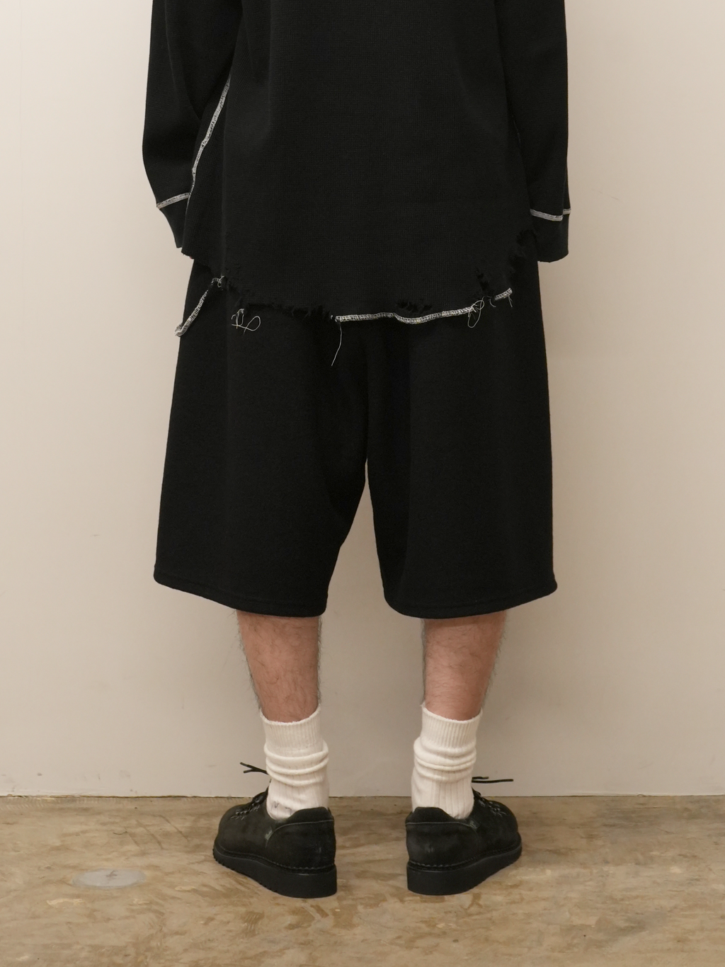 WOOL 3/4 TUCK SWEAT SHORTS(BLACK) – ANCELLM WOOL 3/4 TUCK SWEAT SHORTS(BLACK) – ANCELLM