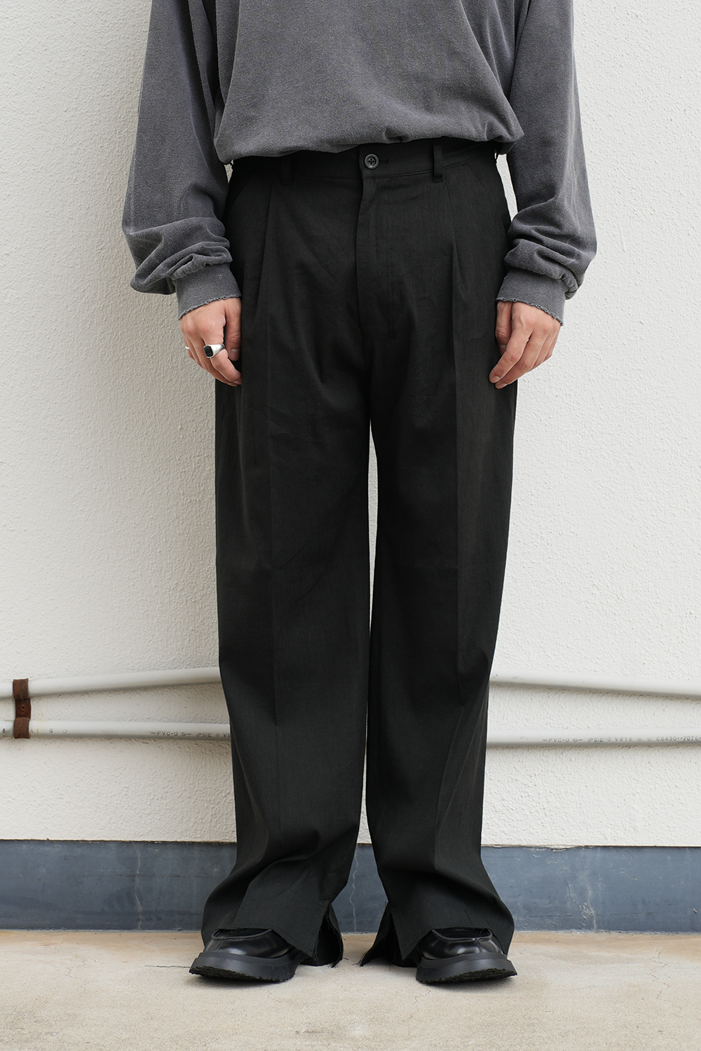 CUT OFF SLIT TUCK SLACKS(BLACK)