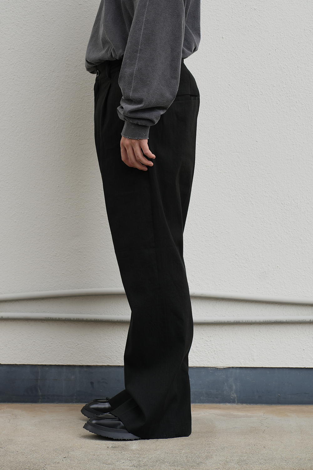 CUT OFF SLIT TUCK SLACKS(BLACK)