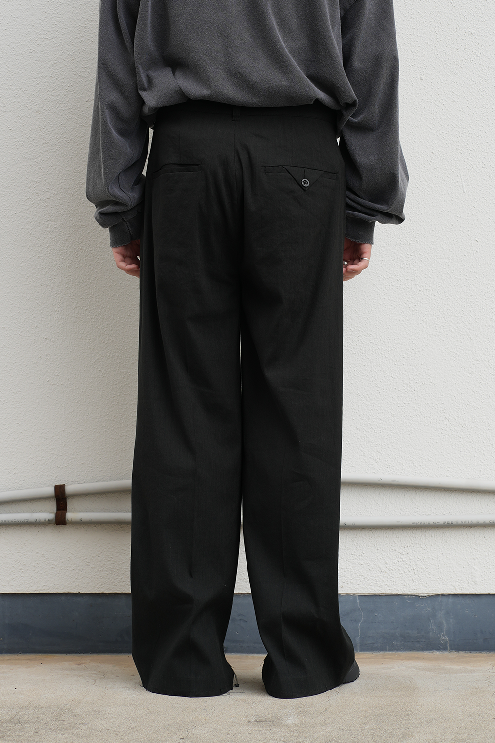 CUT OFF SLIT TUCK SLACKS(BLACK)