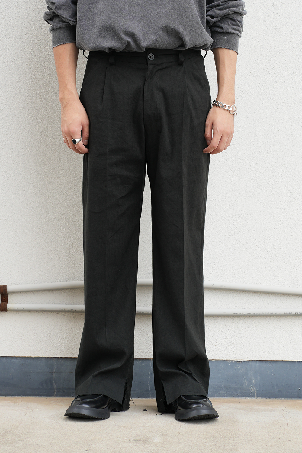 CUT OFF SLIT TUCK SLACKS(BLACK)