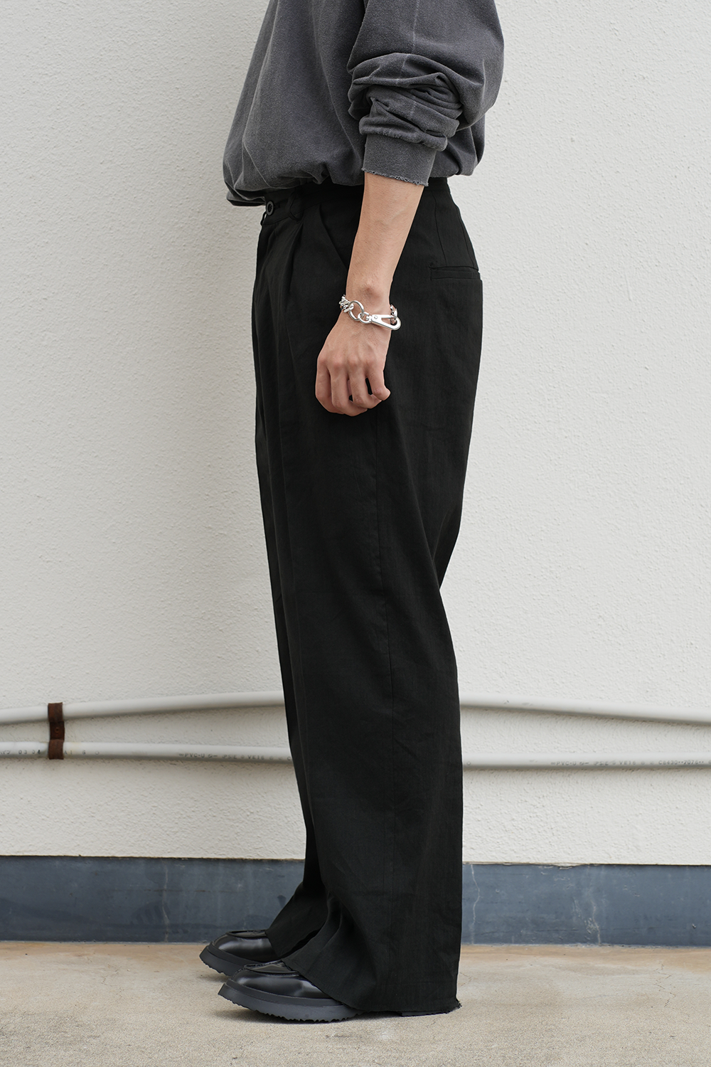 CUT OFF SLIT TUCK SLACKS(BLACK)