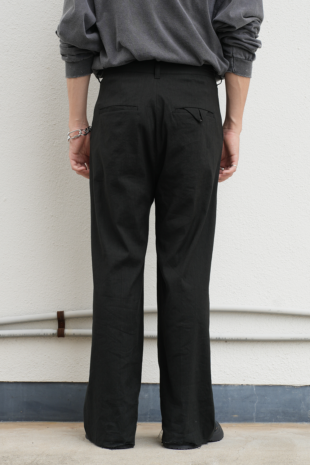 CUT OFF SLIT TUCK SLACKS(BLACK)