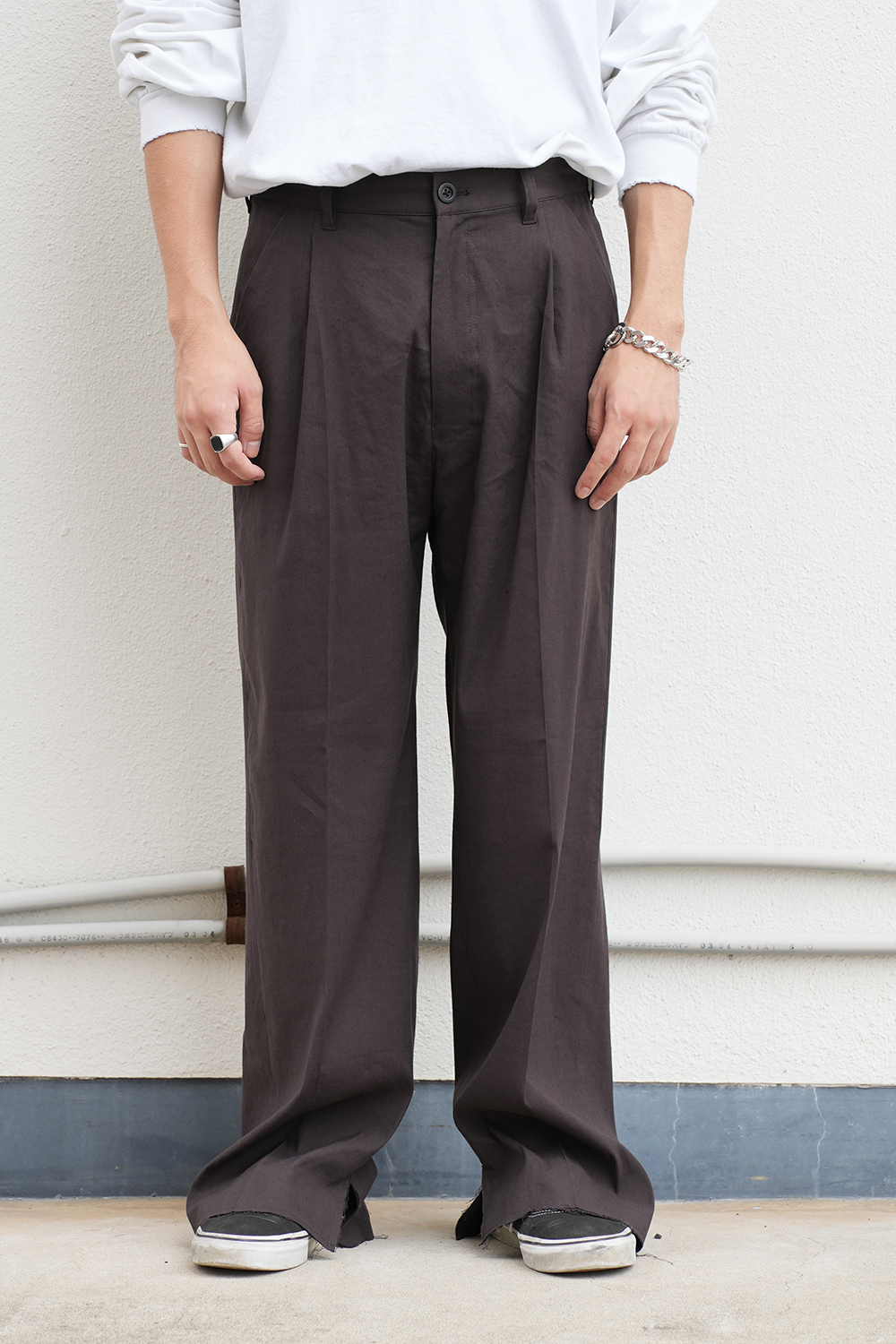 CUT OFF SLIT TUCK SLACKS(D.BROWN)