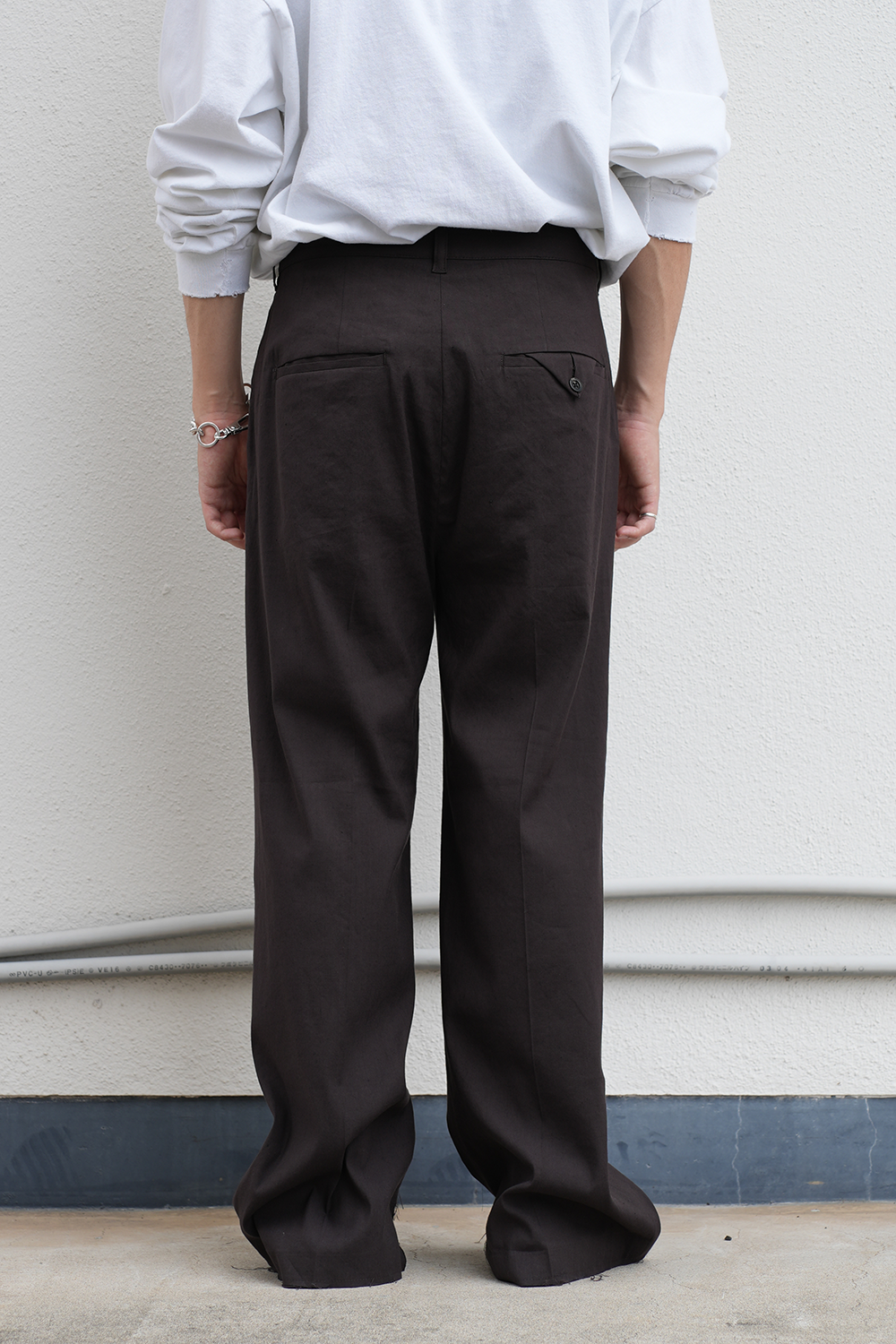 CUT OFF SLIT TUCK SLACKS(D.BROWN)