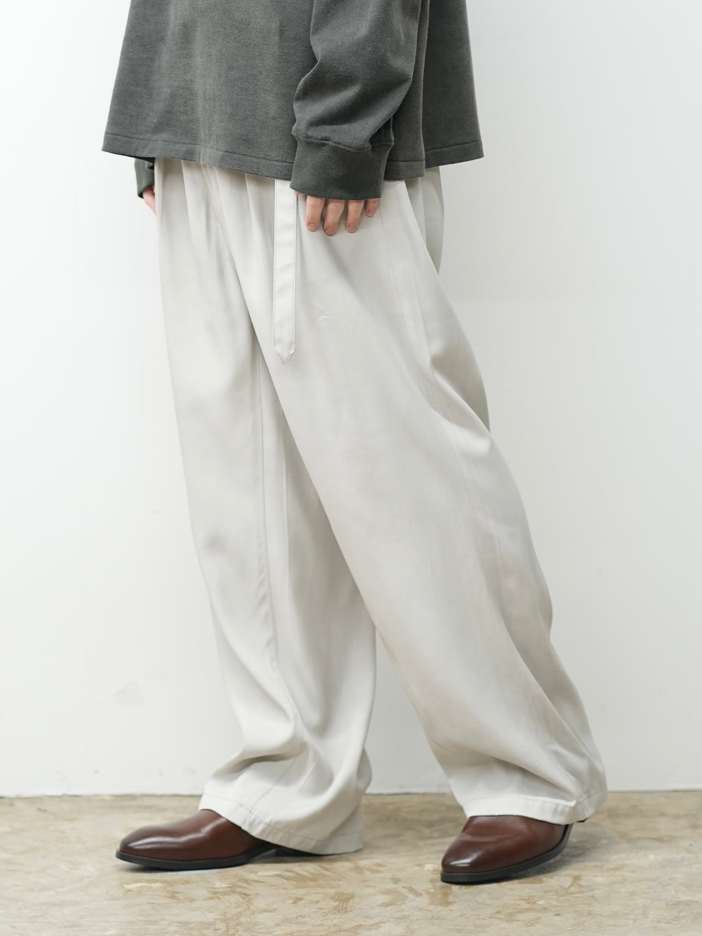 VISCOSE BELT-LESS TROUSERS(OFF)