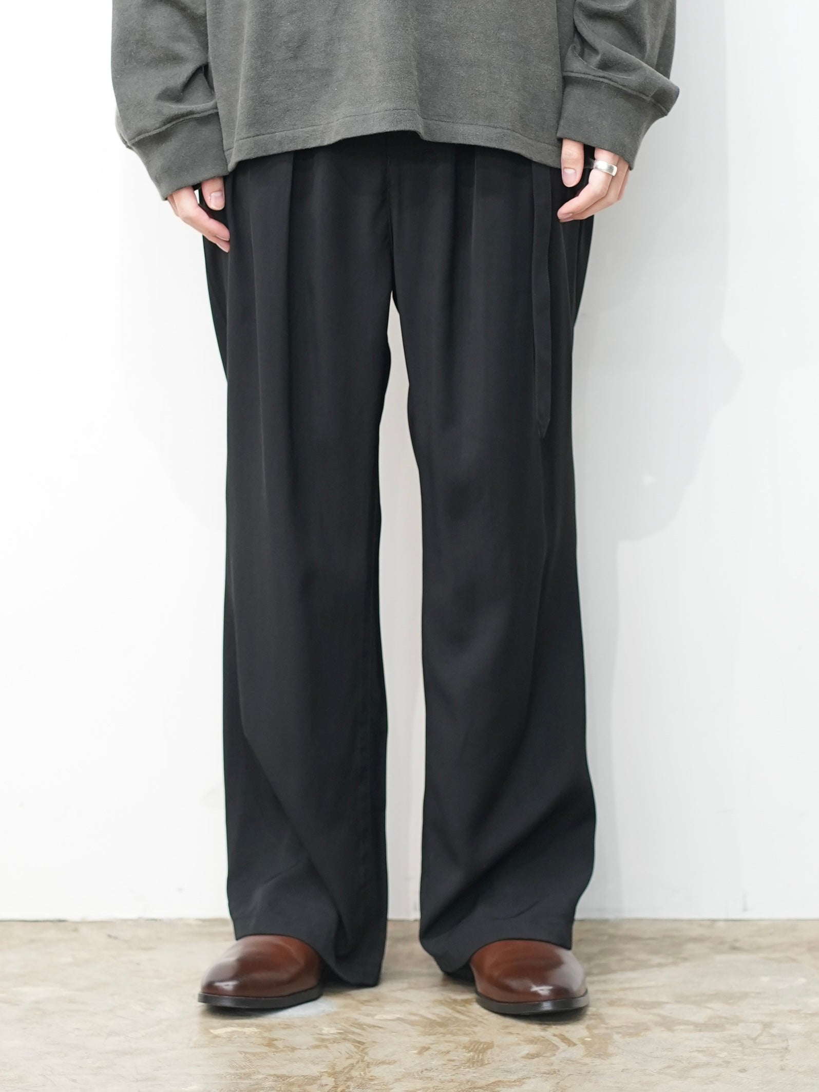 VISCOSE BELT-LESS TROUSERS(BLACK) – ANCELLM