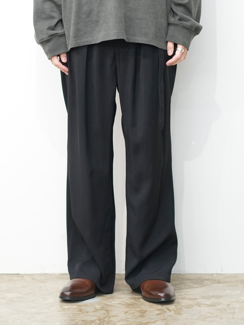 VISCOSE BELT-LESS TROUSERS(BLACK)