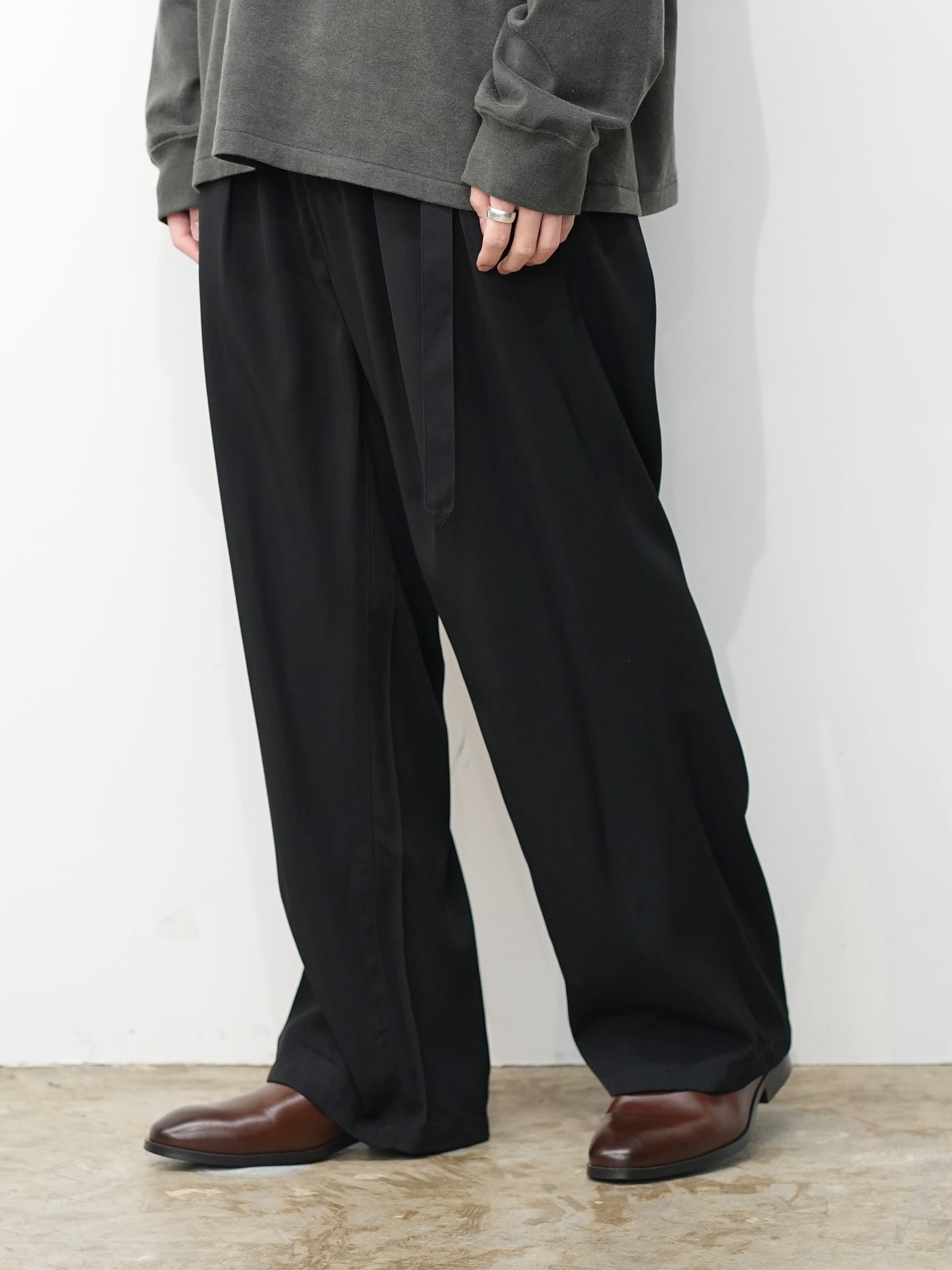 VISCOSE BELT-LESS TROUSERS(BLACK) – ANCELLM