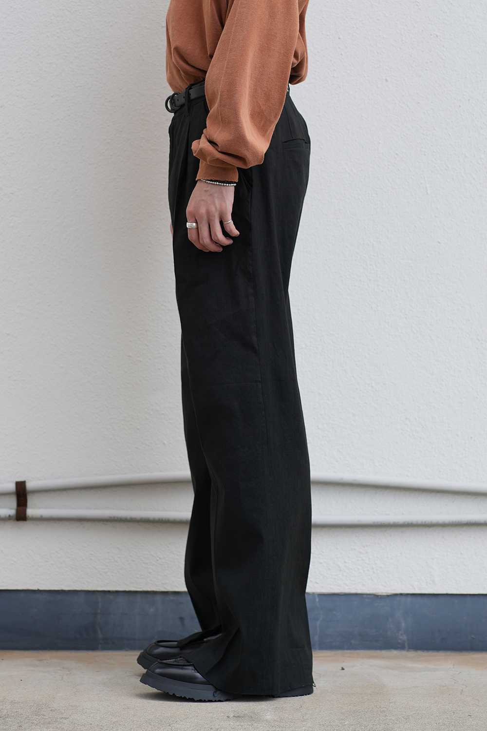 CUT OFF SLIT TUCK SLACKS(BLACK)