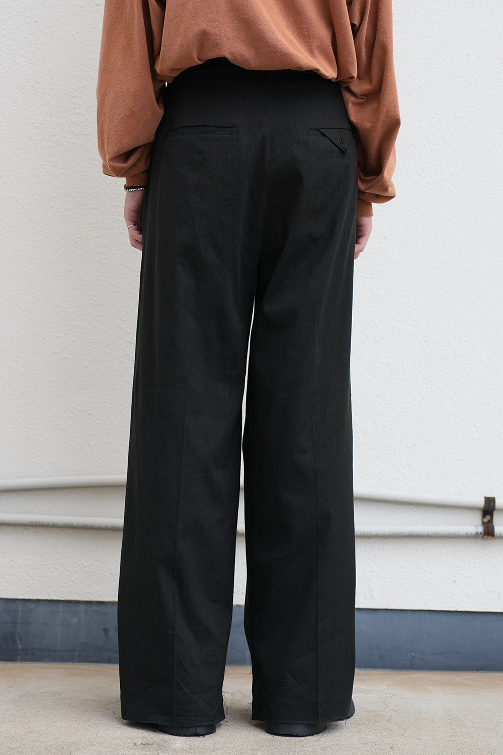 CUT OFF SLIT TUCK SLACKS(BLACK)