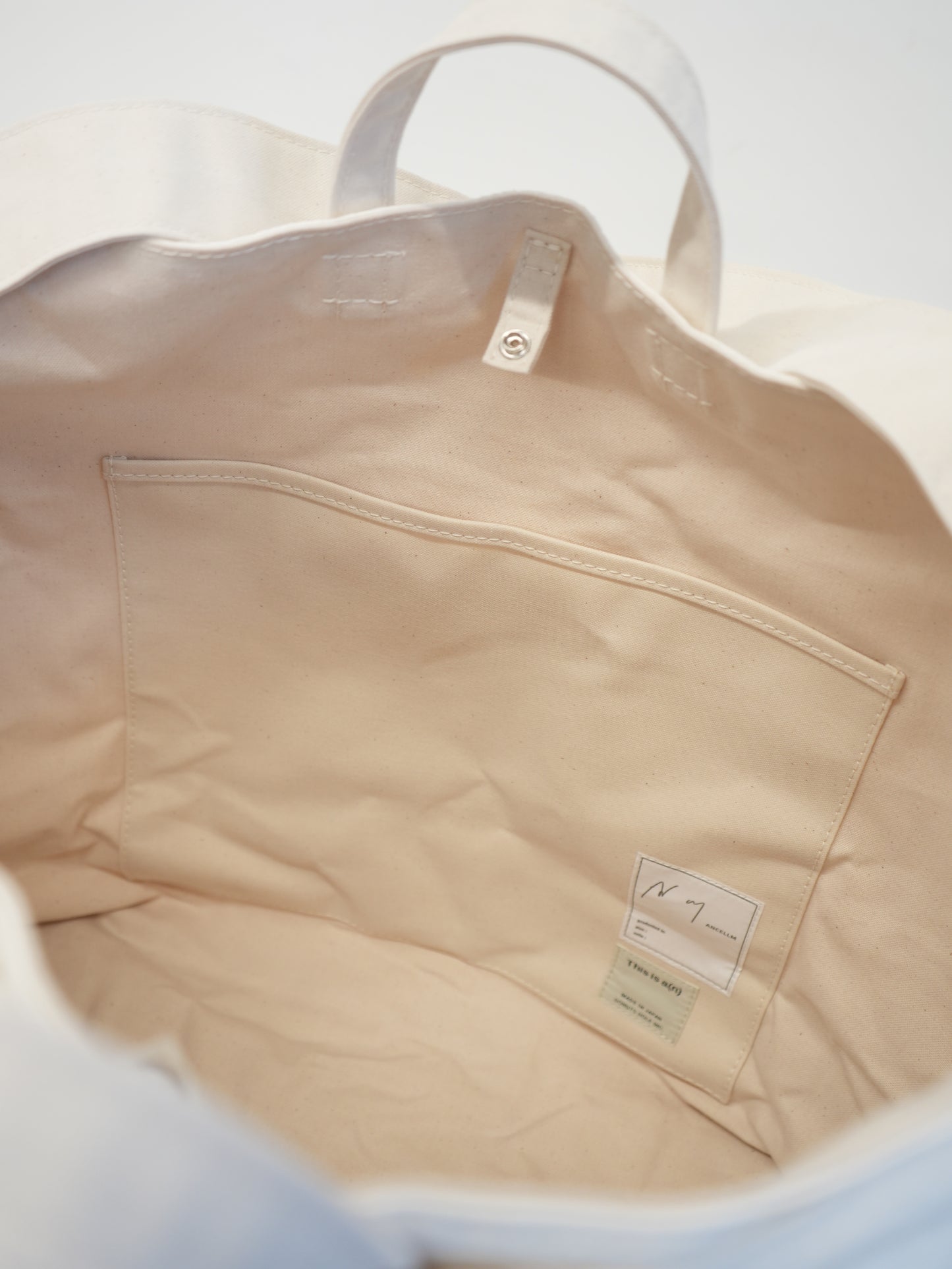 ANCELLM with This is a(n) C/R DUCK BAG (WHITE)