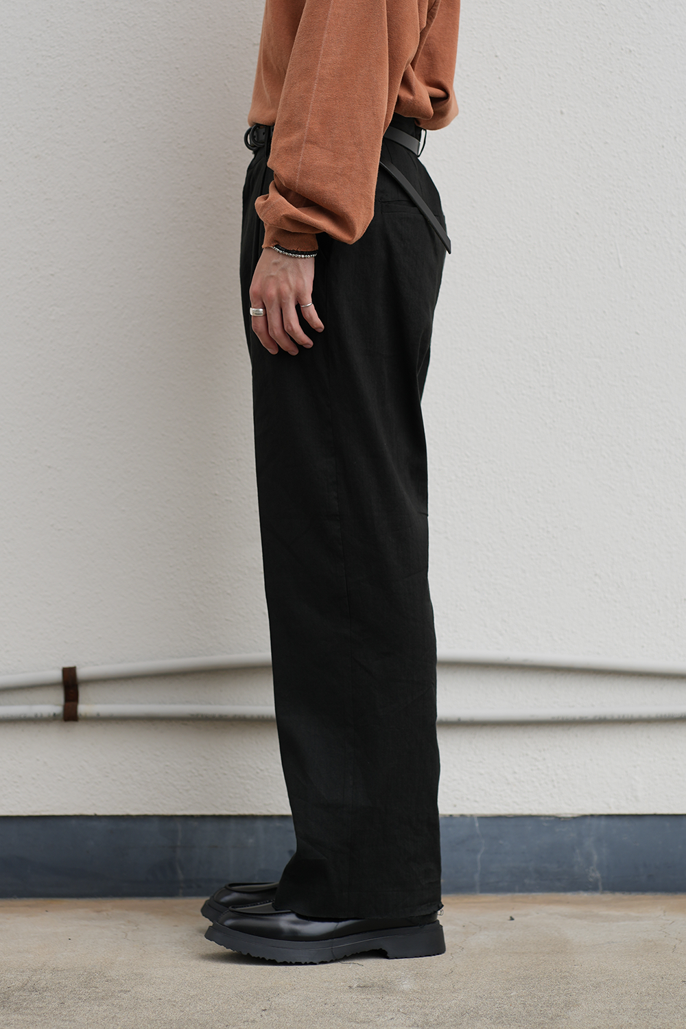 CUT OFF SLIT TUCK SLACKS(BLACK)