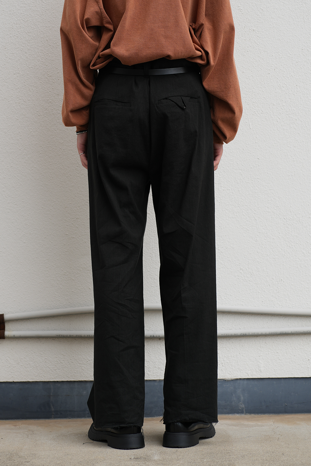 CUT OFF SLIT TUCK SLACKS(BLACK)