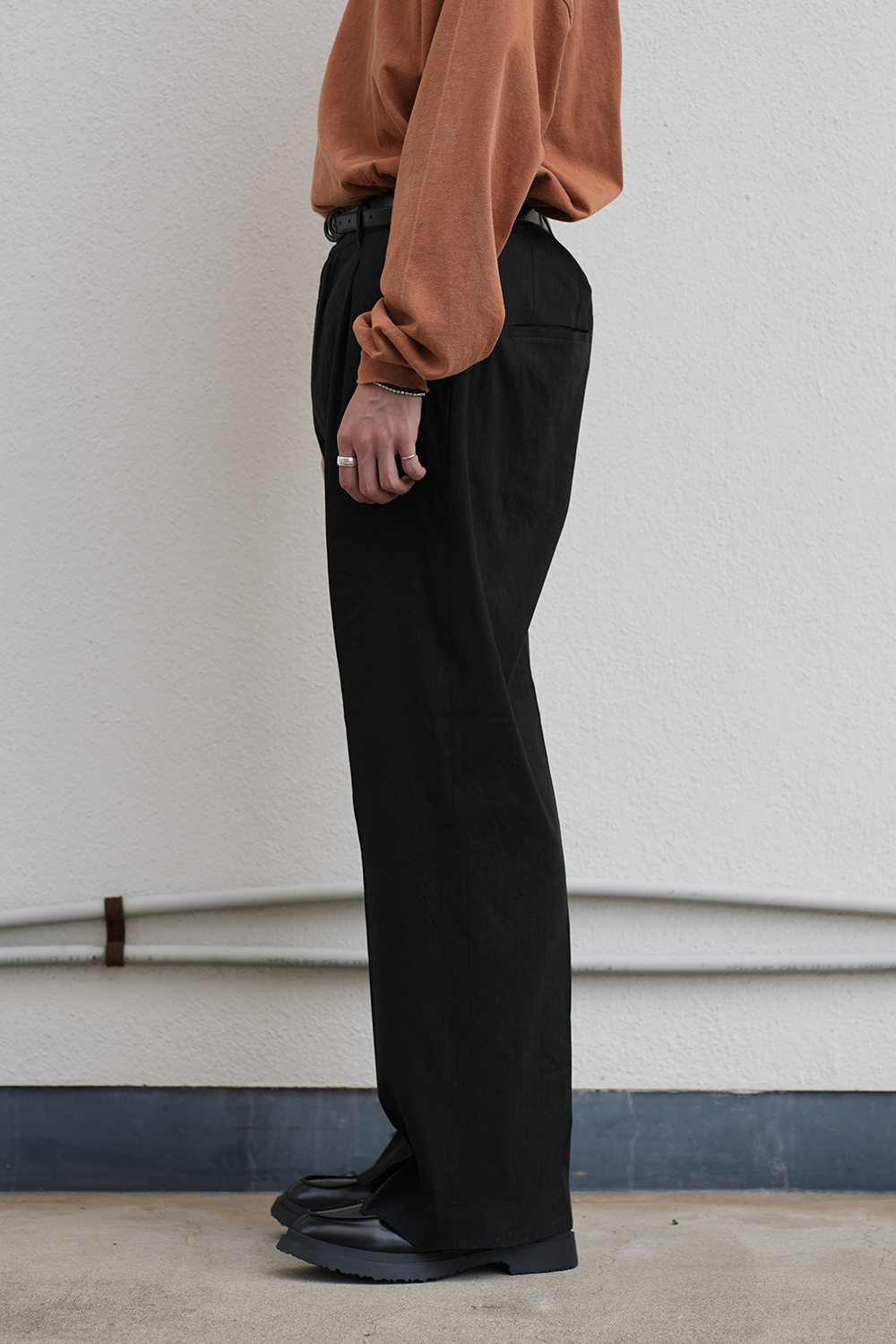 CUT OFF SLIT TUCK SLACKS(BLACK)