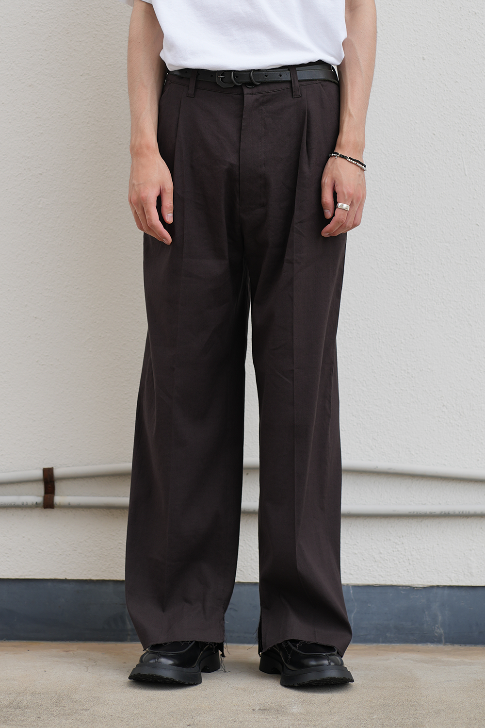 CUT OFF SLIT TUCK SLACKS(D.BROWN)