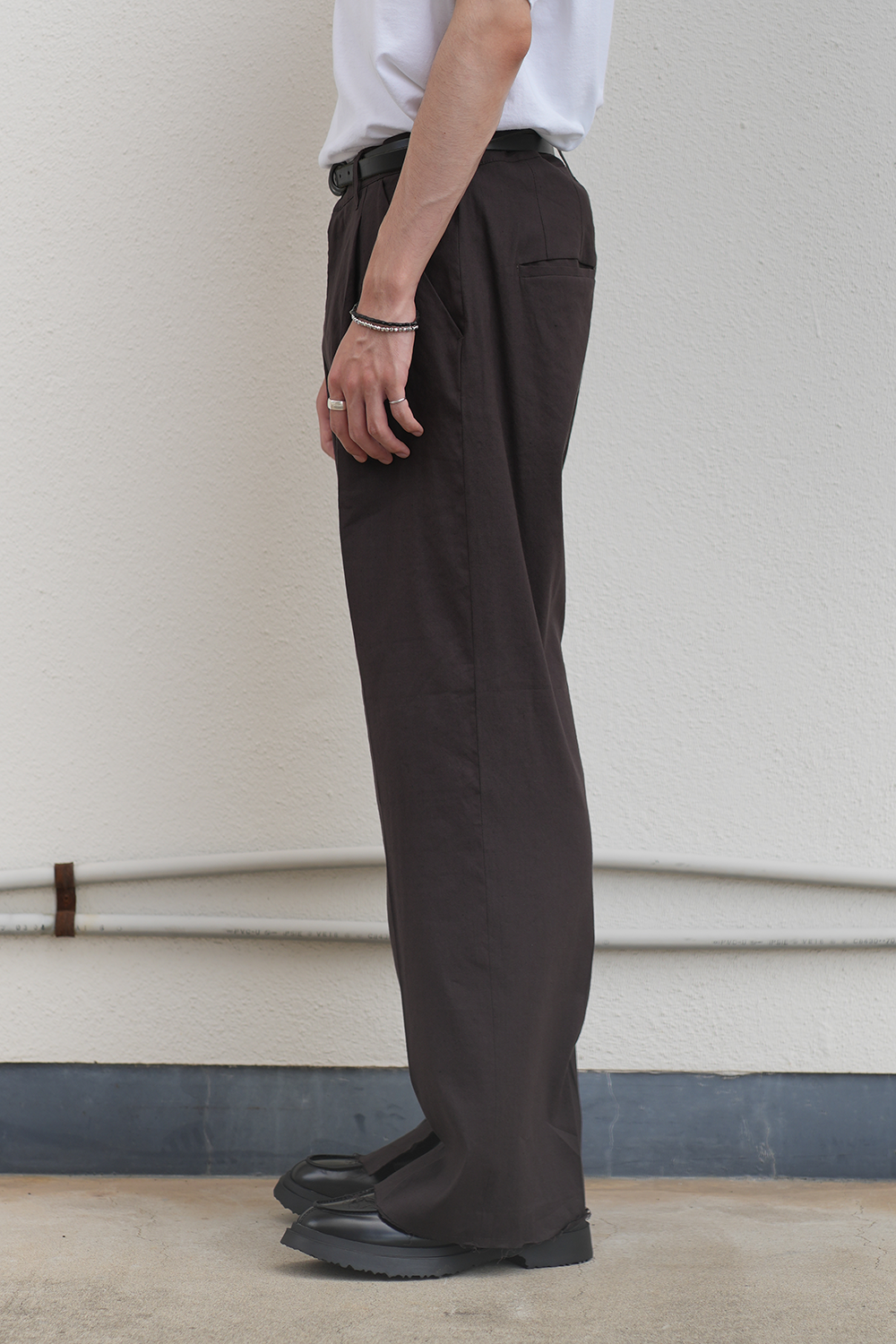 CUT OFF SLIT TUCK SLACKS(D.BROWN)