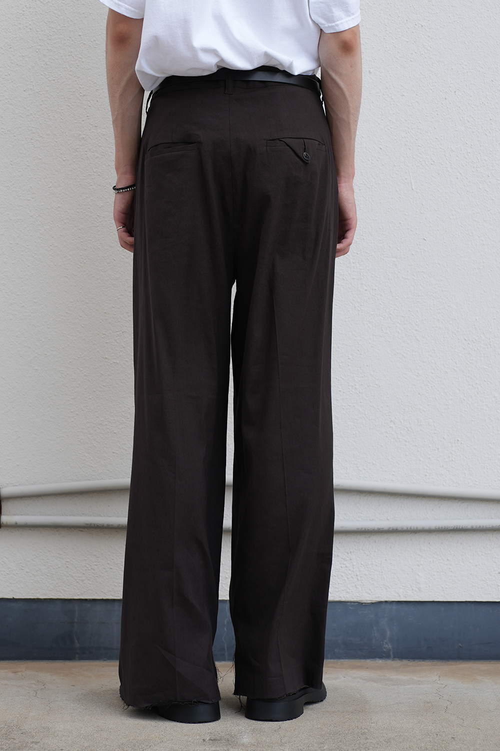 CUT OFF SLIT TUCK SLACKS(D.BROWN)