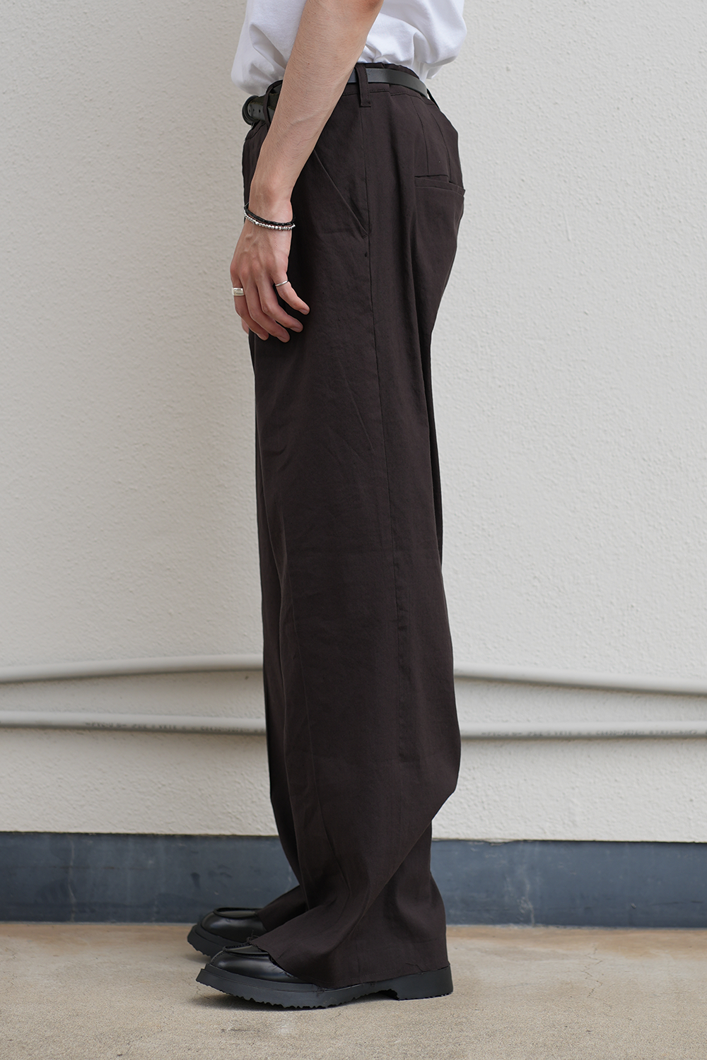 CUT OFF SLIT TUCK SLACKS(D.BROWN)