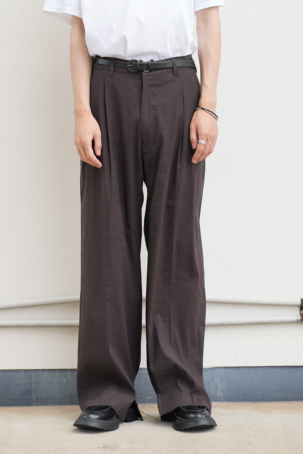 CUT OFF SLIT TUCK SLACKS(D.BROWN)