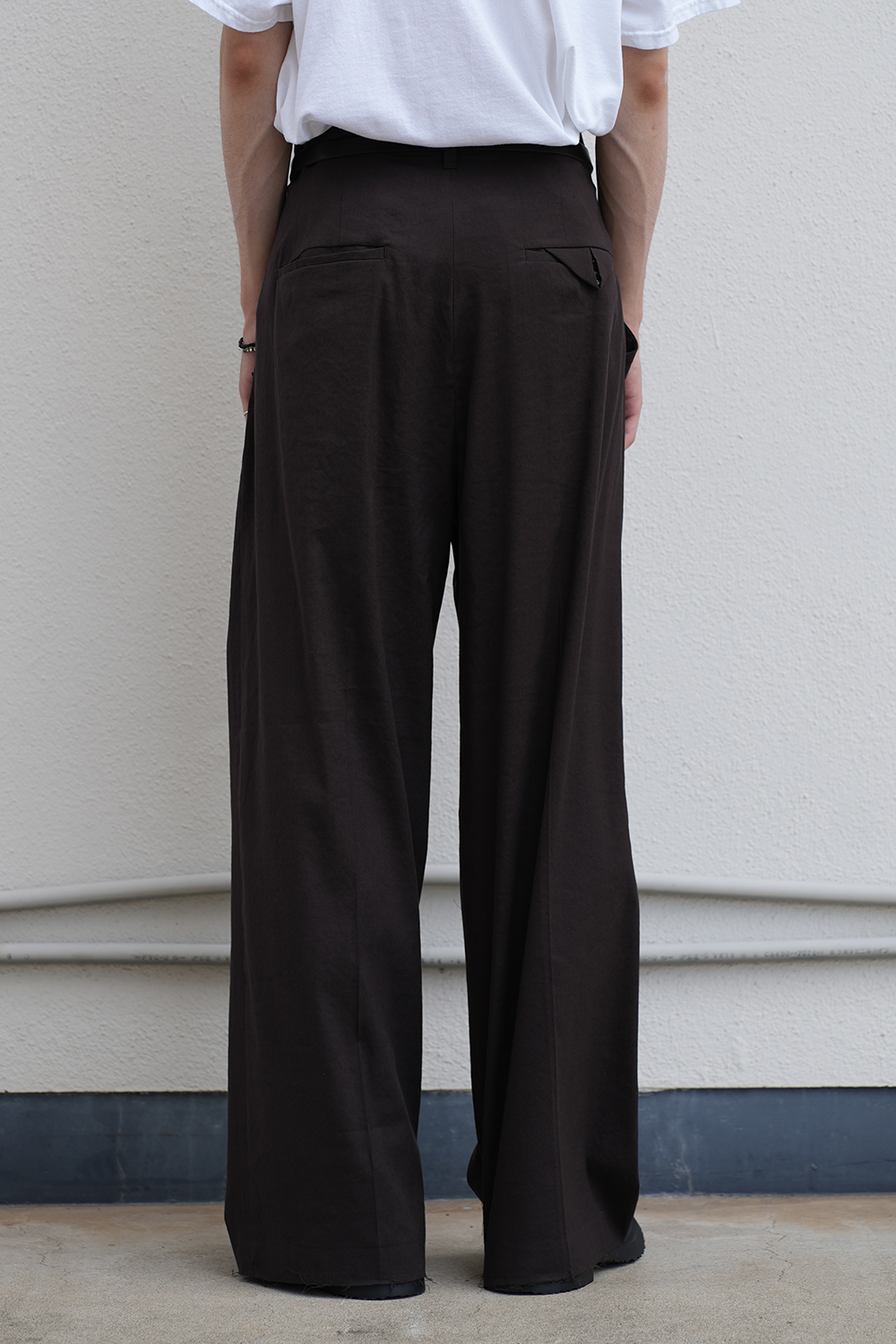 CUT OFF SLIT TUCK SLACKS(D.BROWN)