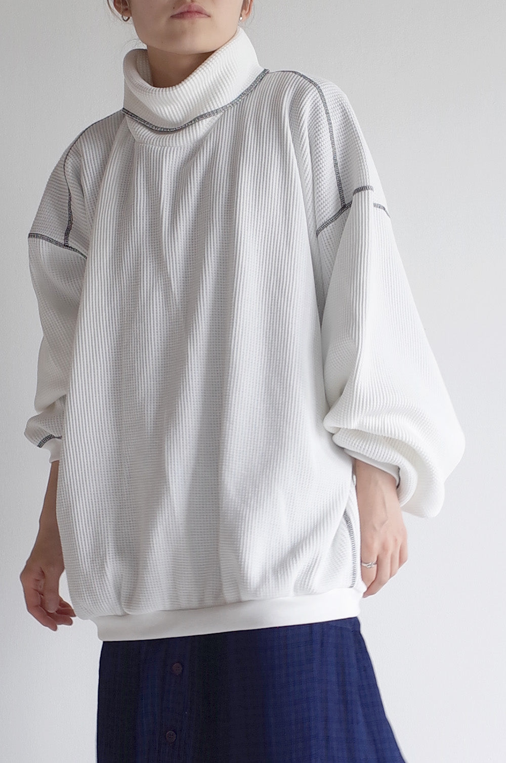 TURTLENECK WAFFLE OVERSIZED LS(WHITE)