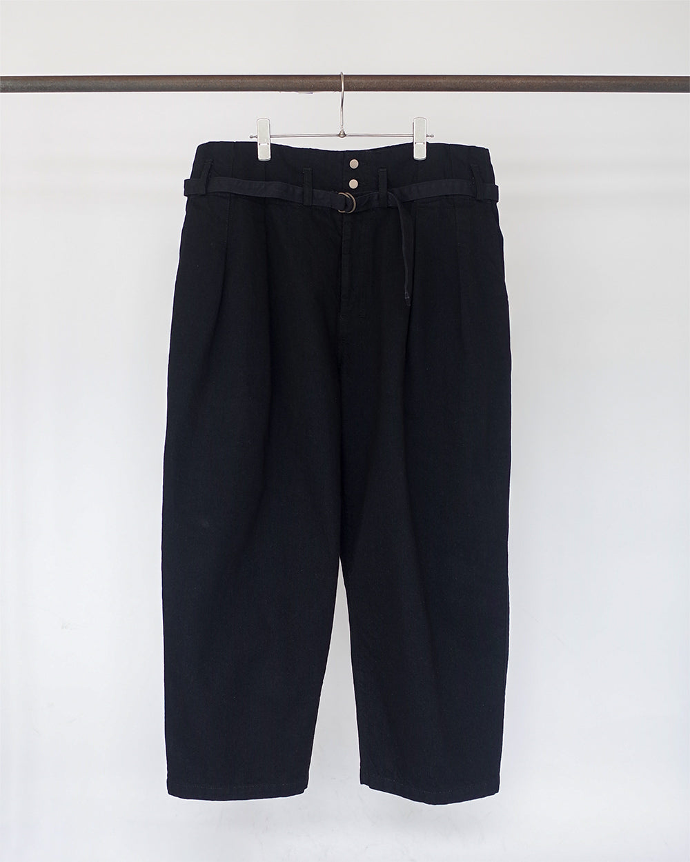 BELTED DENIM TUCK WIDE PANTS(BLACK)