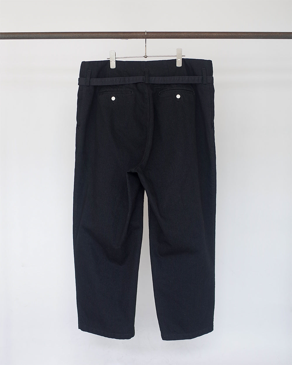 BELTED DENIM TUCK WIDE PANTS(BLACK)