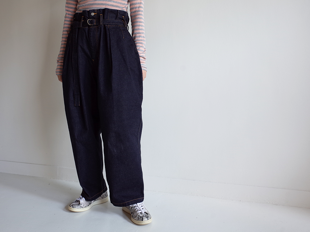 BELTED DENIM TUCK WIDE PANTS(INDIGO)